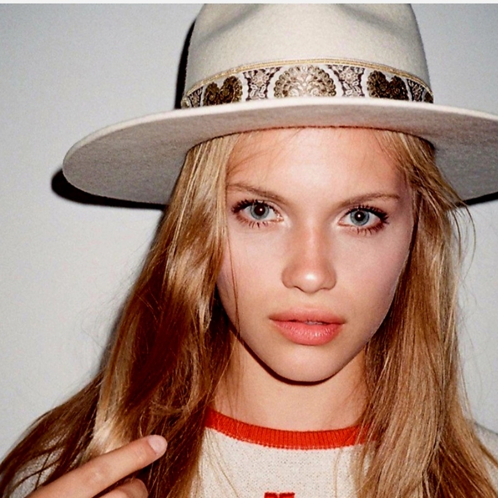 Lack of color ribbon fedora